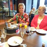 Birgit Fischer von der Regionalleitung mit Renate Stephan.